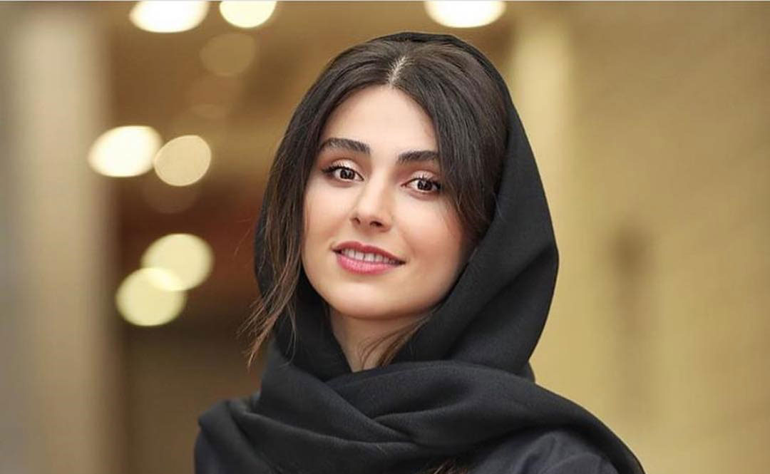 لاله مرزبان در نقش آبان